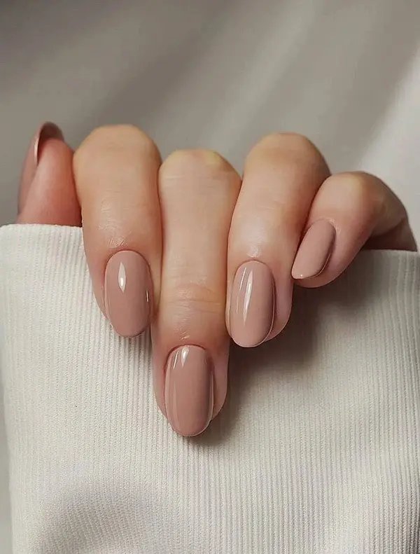 nude-minimal-nail-design-2025-14