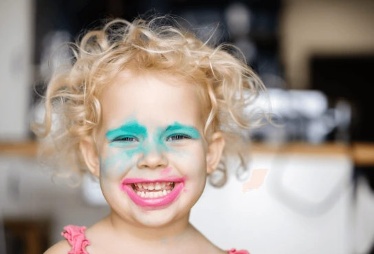 happy_child_applied_makeup_on_600nw_2211686053_jpg_600×400_10_14