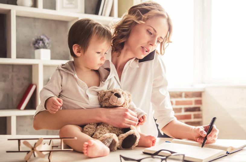 Blonde_woman_with_baby_working_at_desk_how_to_be_a_working_mom_jpg