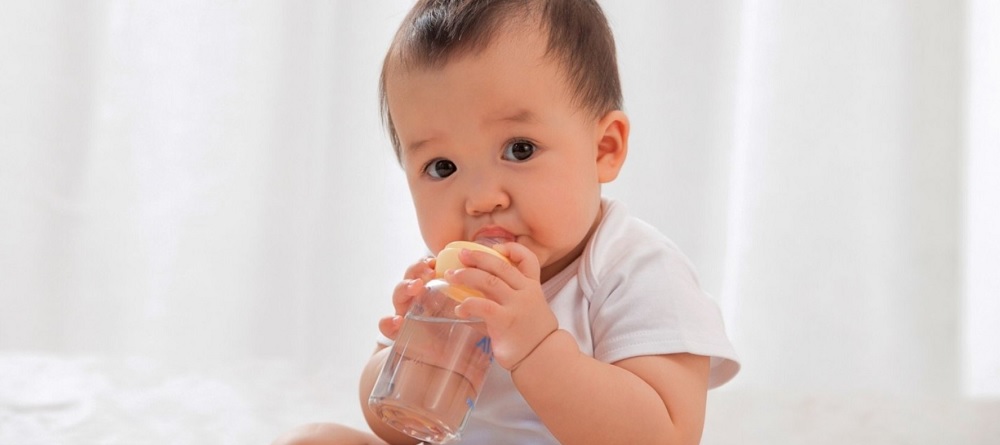 آیا آب برای نوزاد ضرر دارد؟