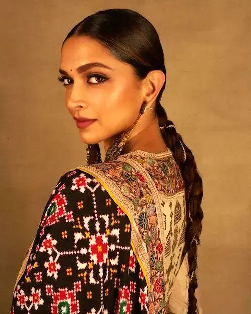 ساری گلدوزیشده دیپیکا