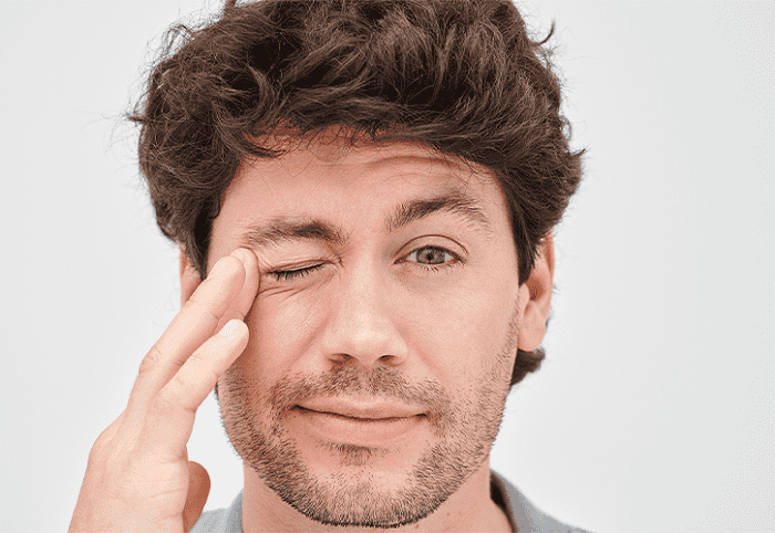 علت پرش پلک چیست؟