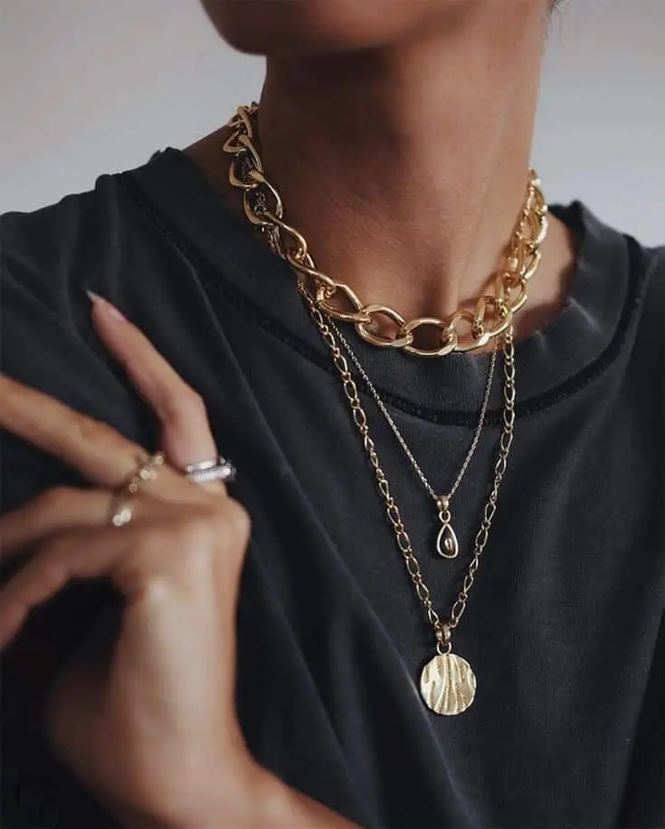 The-Trendy-Way-To-Layer-Necklaces-This-Fall