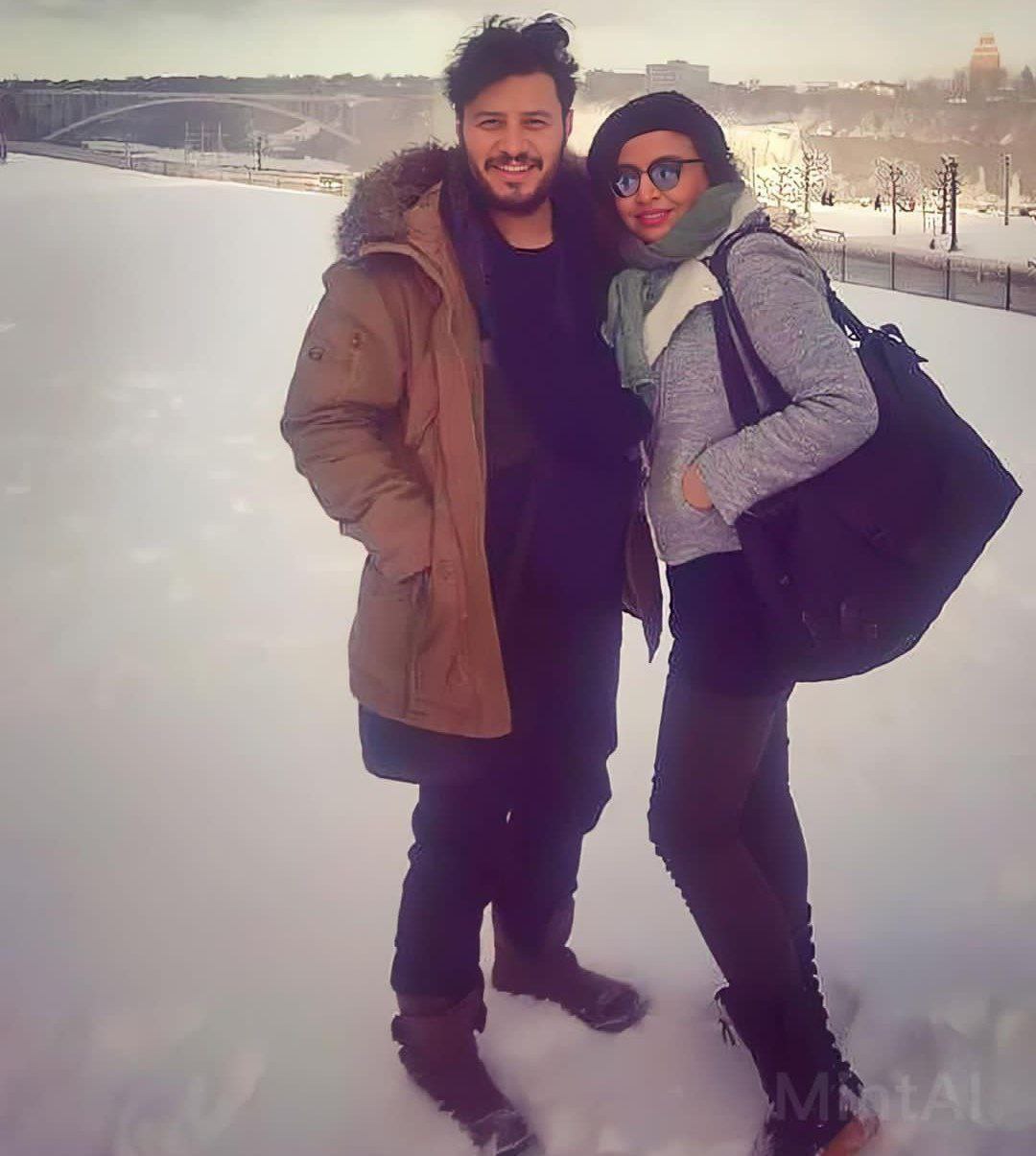 برف بازی جواد عزتی و همسرش / مسافرت زمستونی خارج از کشور زوج بازیگر + عکس
