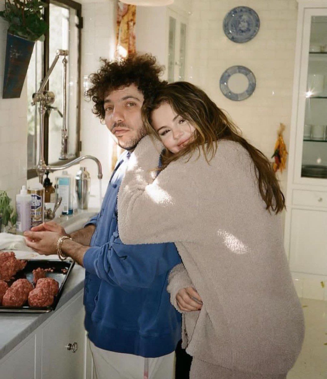 عکس سلنا گومز و نامزد پرحاشیه اش / خوش گذرانی زوج عاشق در حال آشپزی