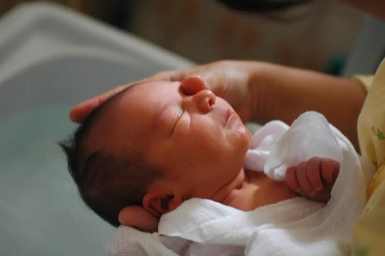 Baby-Yum-Yum-babys-first-bath