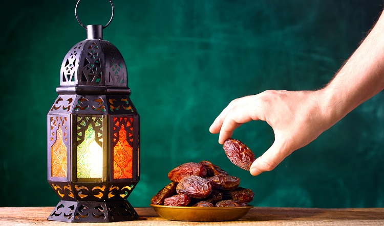 ramadan-lamp-dates-AdobeSto1