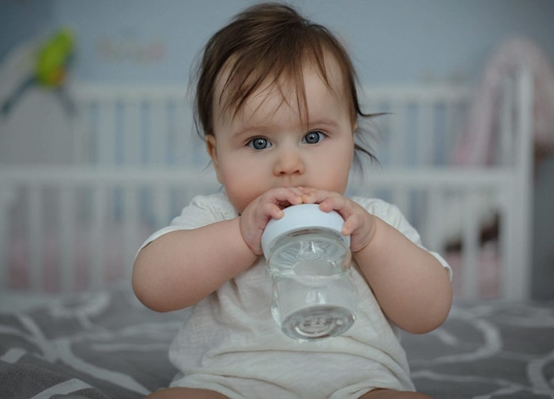 How-to-give-water-to-the-baby-min