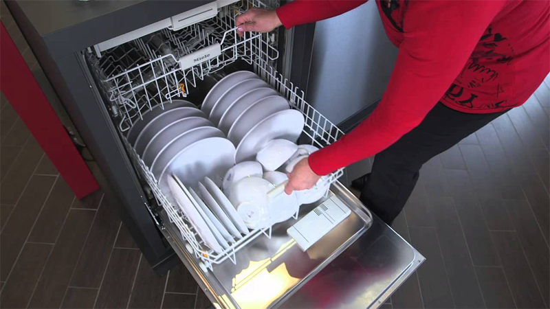 3 ترفند کاربردی برای تمیز شستن ظروف در ماشین ظرفشویی