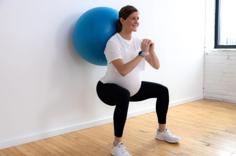 pregnancy_ball_exercises_wall_squat_1024x683_jpg_1024×683_10_09