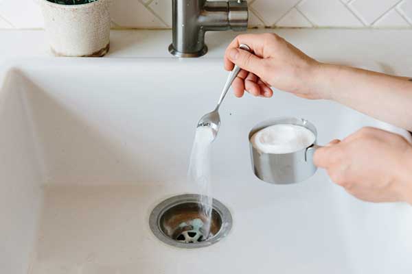 بهترین و موثرترین روش ها برای ازبین بردن بوی بد فاضلاب آشپزخانه!