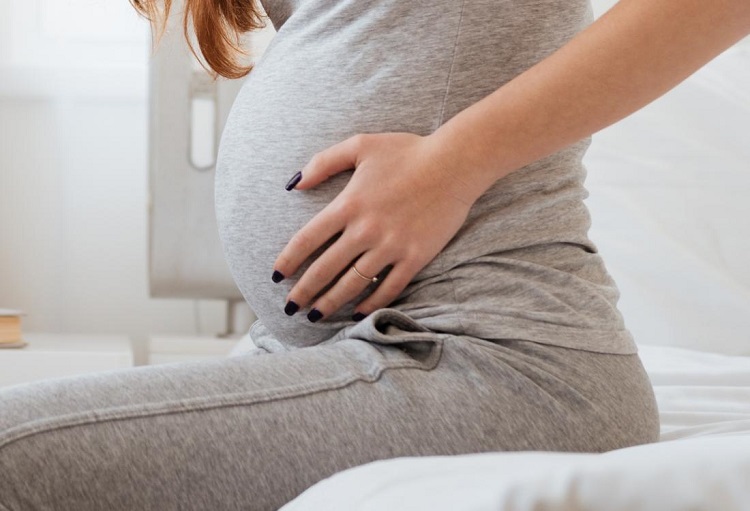 woman-experiencing-round-ligament-pain-during-pregnancy