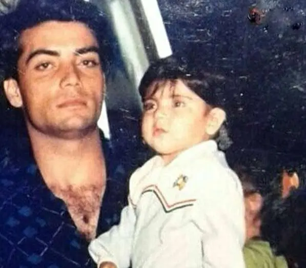 دوره دیده بازیگری از کشور هلند می باشد و از بازیگران زن چشم رنگی است که در مدلینگ هم فعالیت می کند.