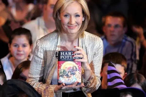 شوک درآمدی: جی کی رولینگ روزانه چقدر از هری پاتر پول درمی‌آورد؟