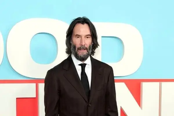 اجرای تاثیرگذار و گریم تکان دهنده ستاره سینما روی صحنه تئاتر (عکس)