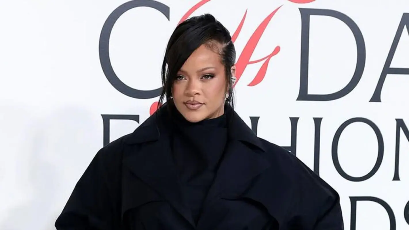 لباس زشت ریحانا روی فرش قرمز سوژه شد! (عکس)