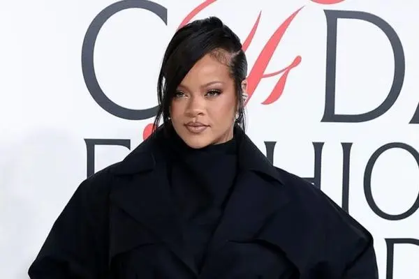 لباس زشت ریحانا روی فرش قرمز سوژه شد! (عکس)