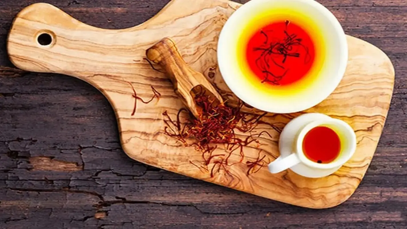 برای رنگ دادن زعفران چه باید کرد؟ تکنیک‌ های اصولی برای رنگ طلایی و ماندگار زعفران
