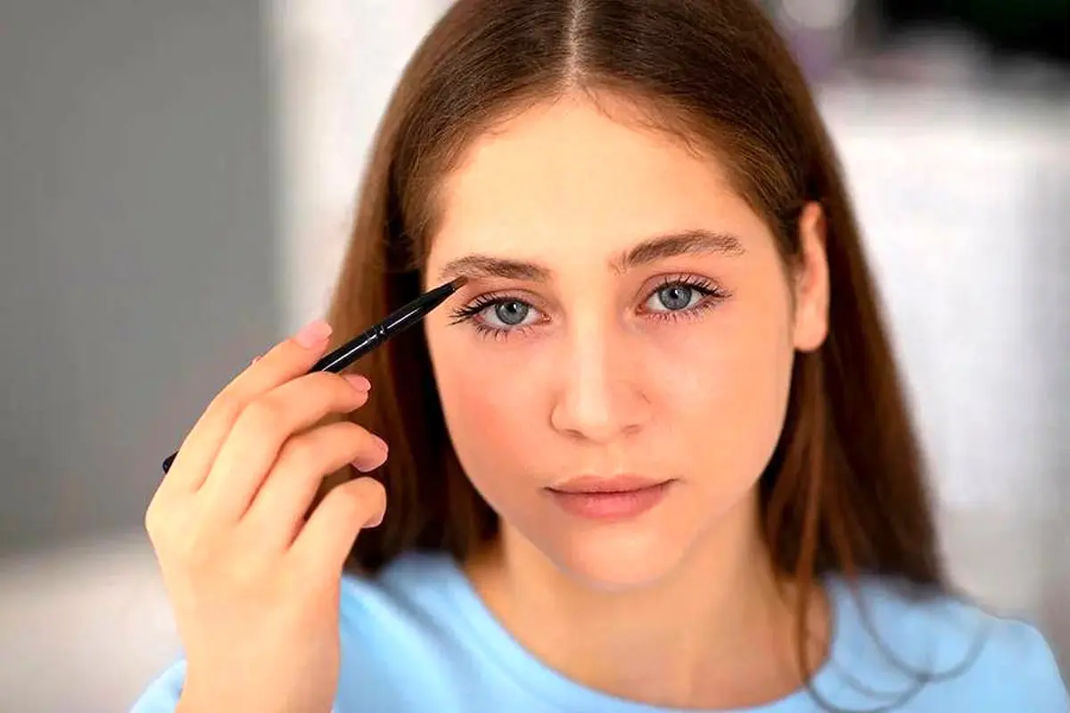 به روز آرایش کن/ کشیدن خط چشم با توجه به فرم چشم‌

