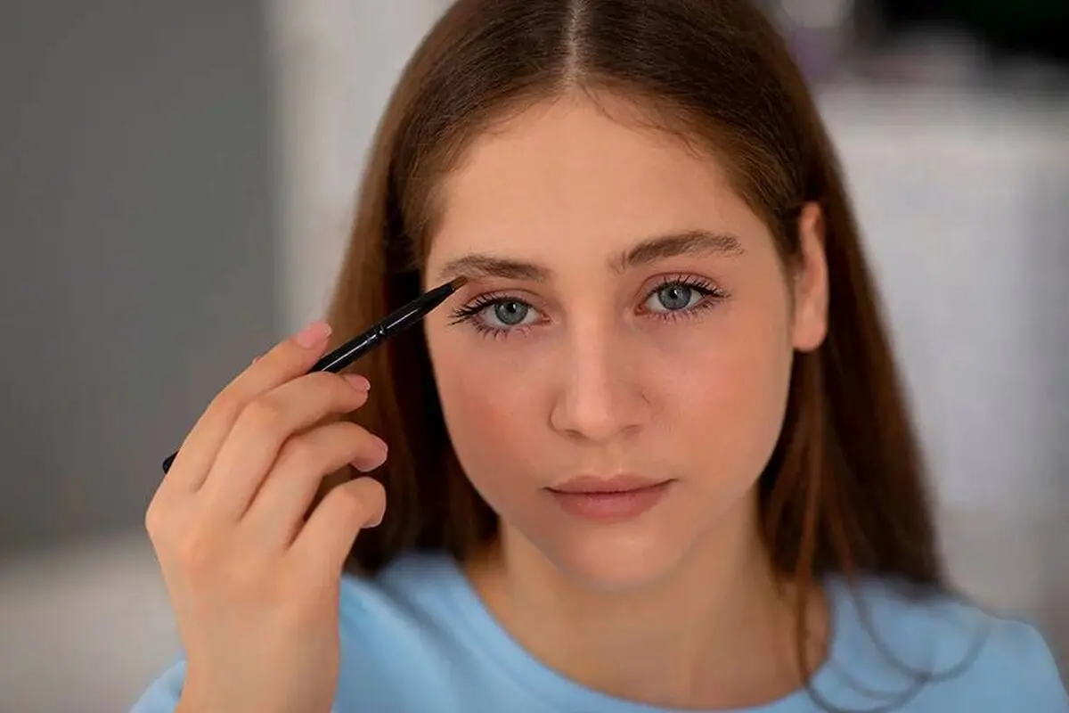 به روز آرایش کن/ کشیدن خط چشم با توجه به فرم چشم‌

