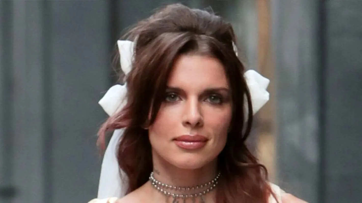 چرا لباس این سلبریتی مردم را عصبانی کرد؟ (عکس)