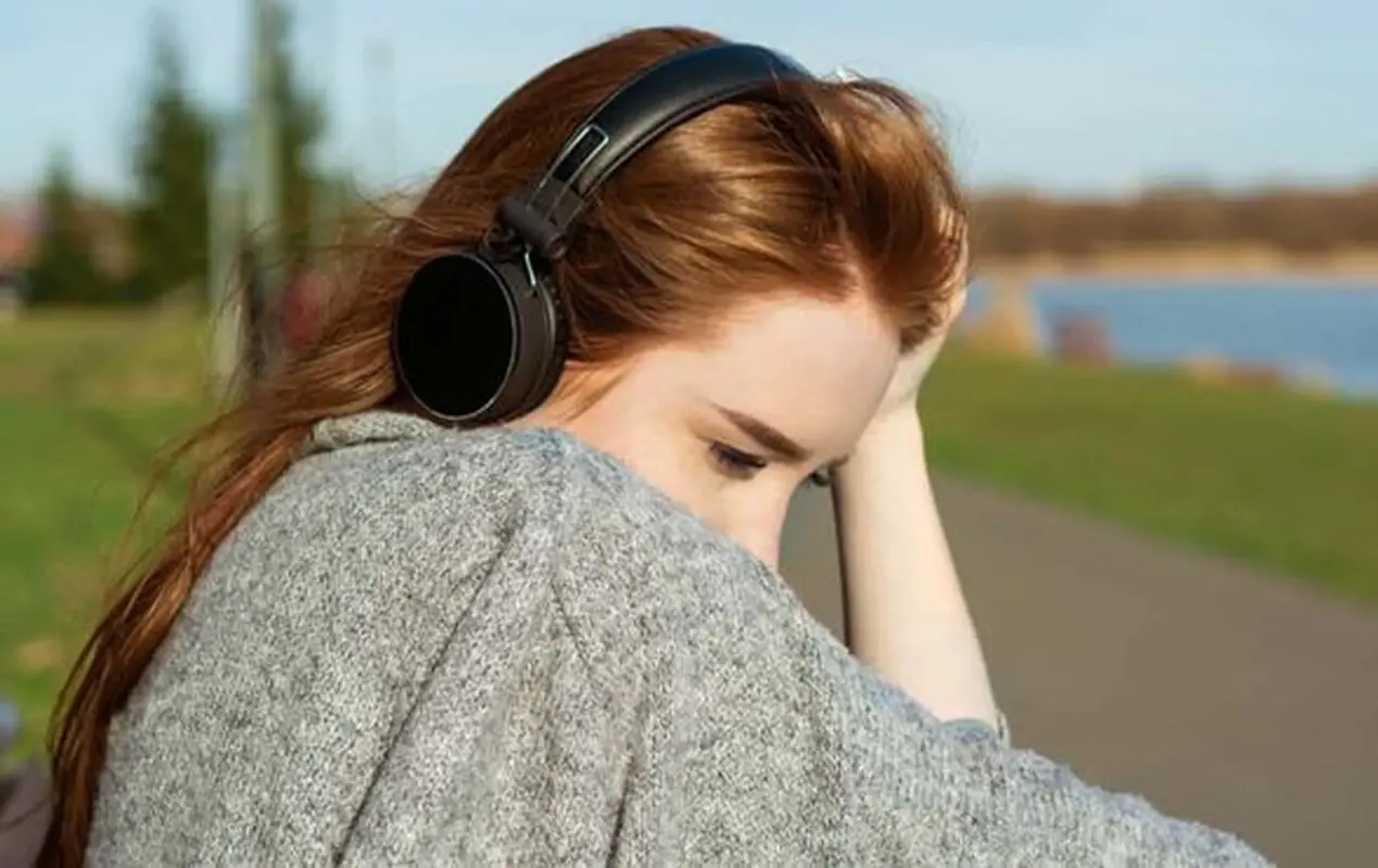 آیا گوش دادن به موسیقی غمگین خوب است یا بد؟
