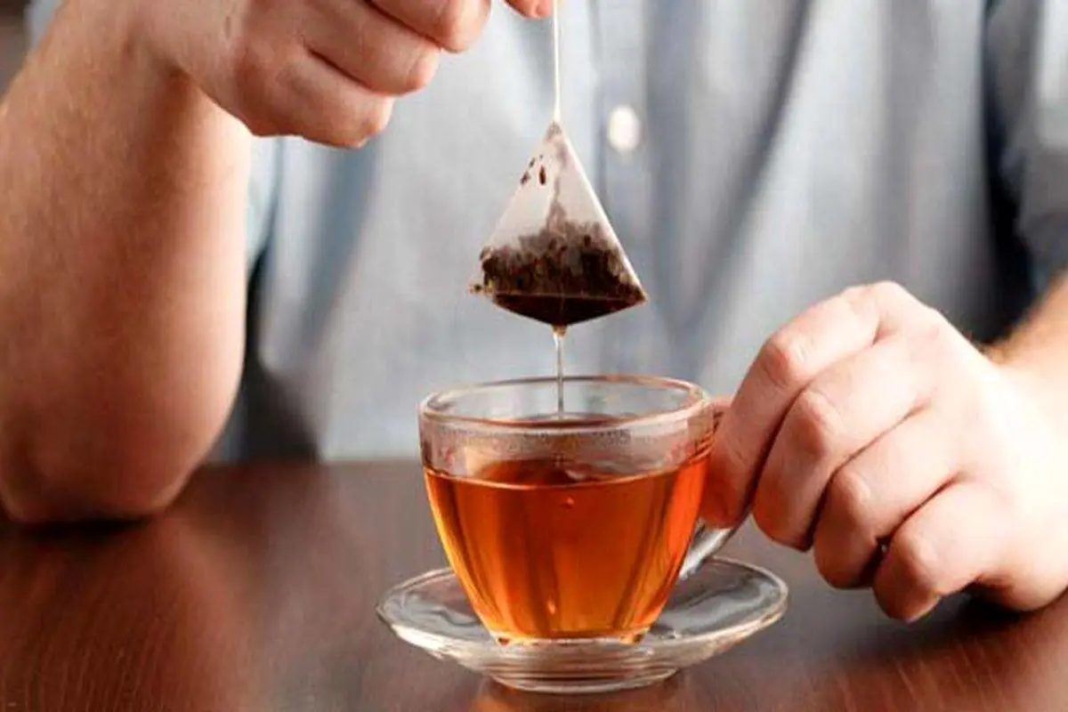 در استفاده از چای کیسهای احتیاط کنید/ میلیاردها میکروپلاستیک در یک بسته کوچک چای!