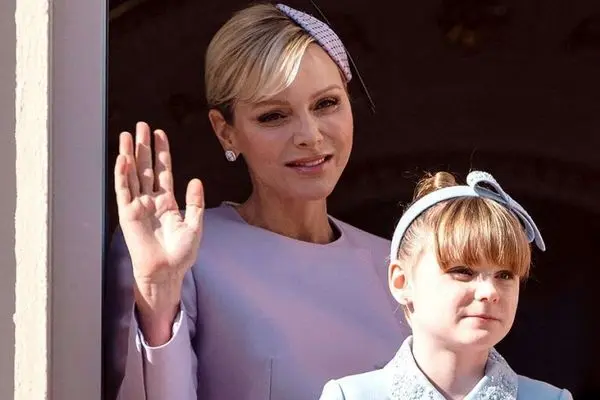 دختربچه معروفی که زیبایی اش جهانی شد / زیبایی اش به گریس کلی کشیده! (تصاویر)