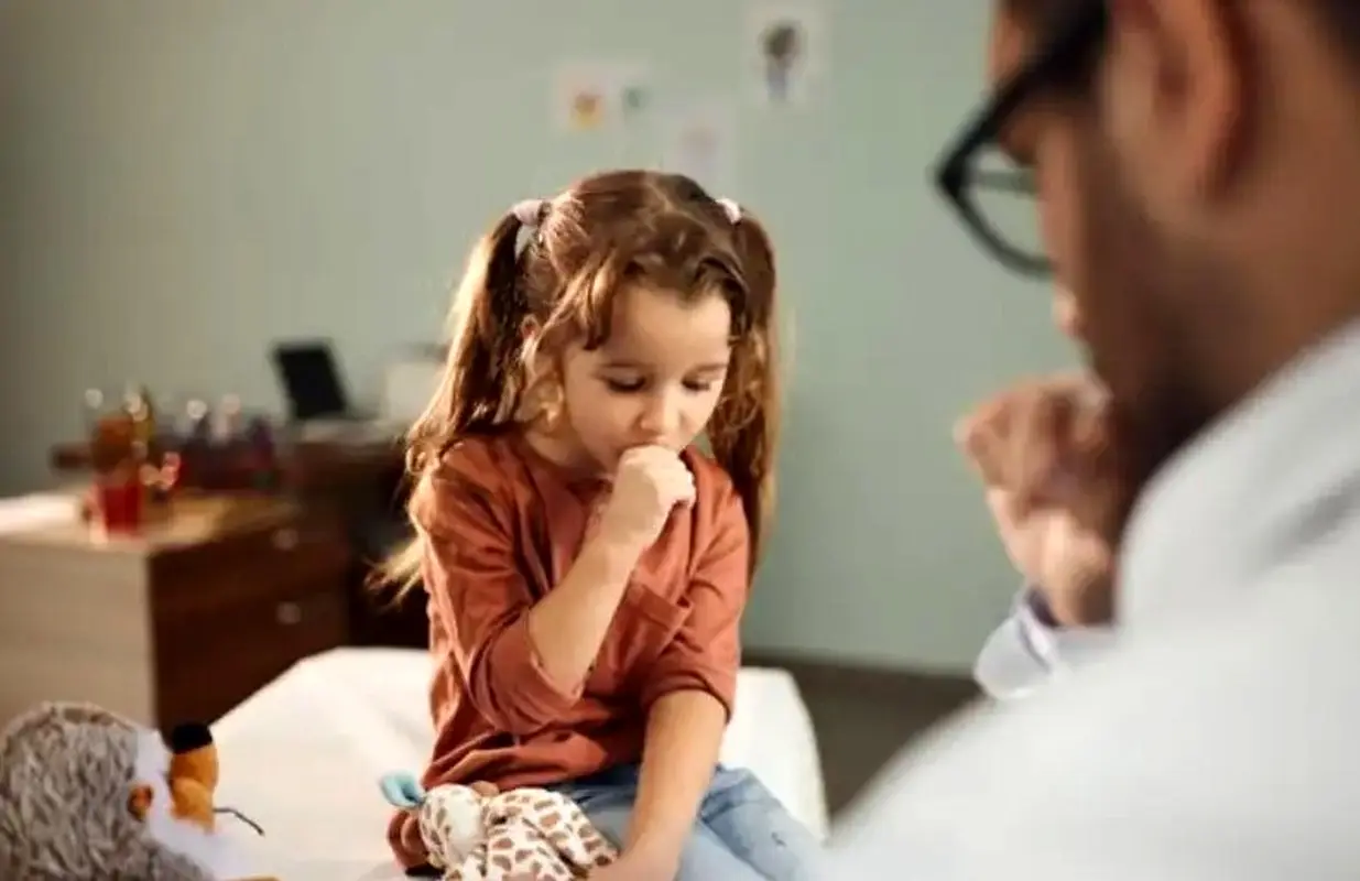 برای سرفه کودکان چی خوبه؟ (علل، انواع و درمان)