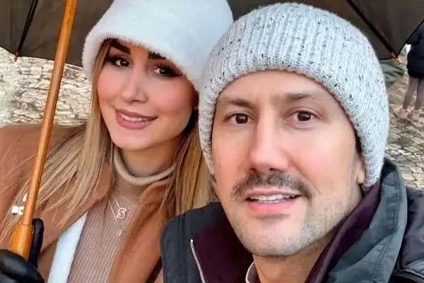 جدیدترین عکس از شاهرخ استخری و همسر مو بلوندش در دل برف 