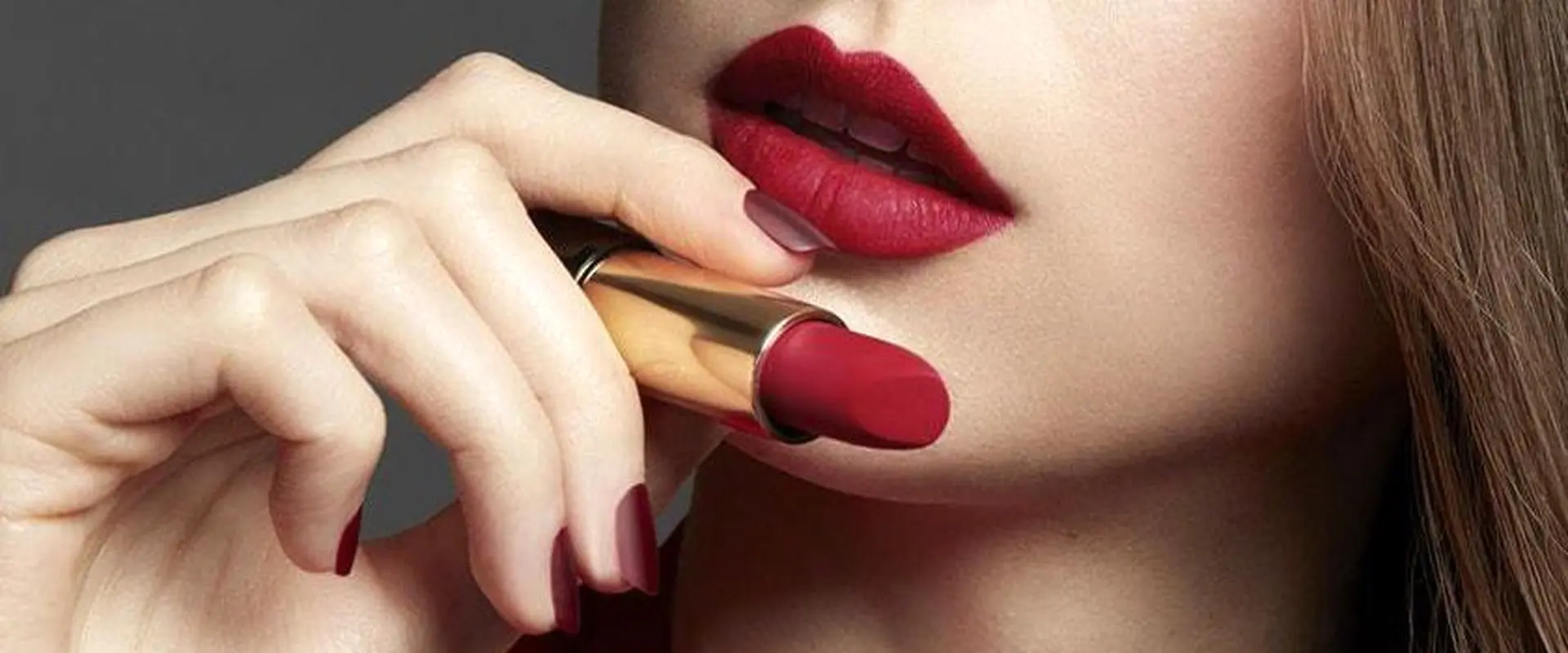 رژلب شکستهتان را نجات دهید: دو روش ساده برای تعمیر رژلب در عرض چند دقیقه