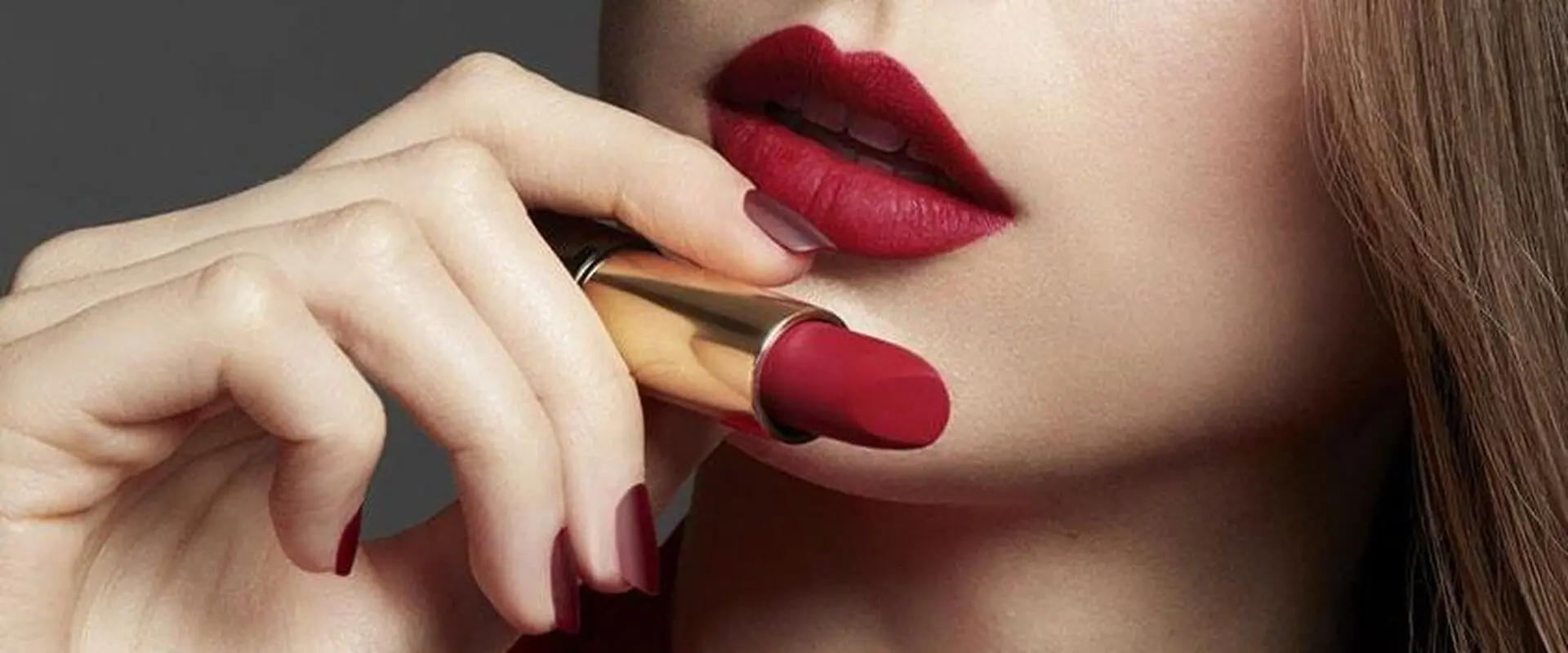 رژلب شکسته‌تان را نجات دهید: دو روش ساده برای تعمیر رژلب در عرض چند دقیقه
