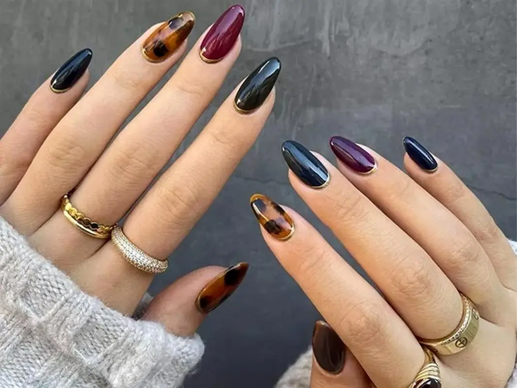 10 ایده طراحی ناخن با رنگ تیره، طراحی زیبا و جذاب