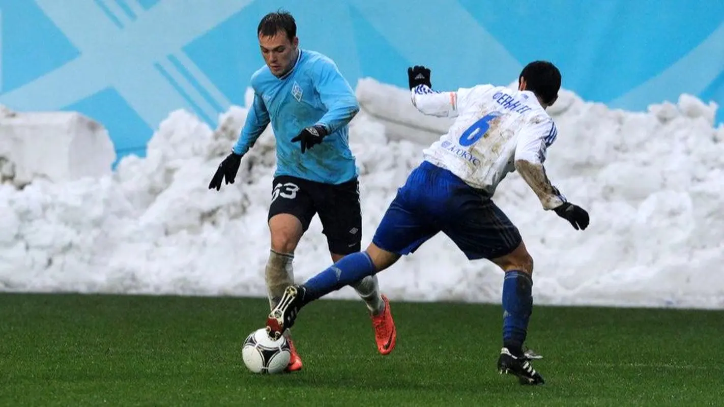 ما باران هم نداریم، روس ها در برف و کولاک فوتبال بازی می کنند! (تصاویر)