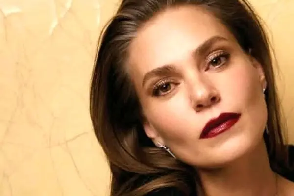 بازیگر عروس استانبول در قلب توکیو با استایلی زیبا (عکس)