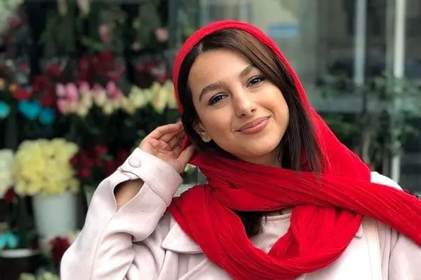 جوانه دلشاد با دامن کوتاه در کنسرت رضا بهرام
