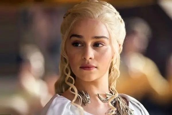 گرم‌ترین و شیک‌ترین لباس‌های مادر اژدها که همه را شوکه کرد!