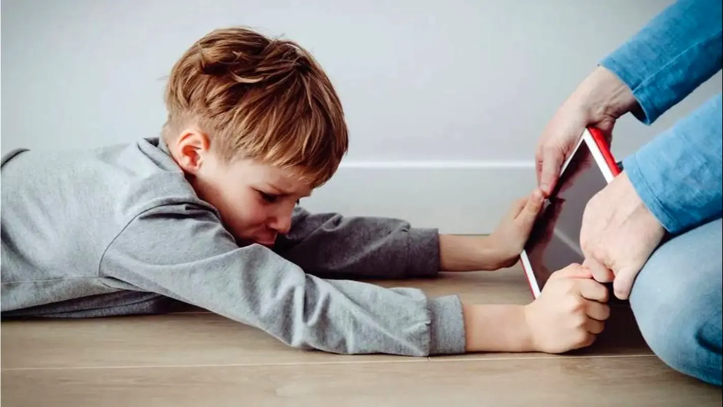 بدون اشک و ناراحتی، چگونه گوشی و تبلت را از کودکانمان بگیریم؟