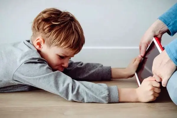 بدون اشک و ناراحتی، چگونه گوشی و تبلت را از کودکانمان بگیریم؟