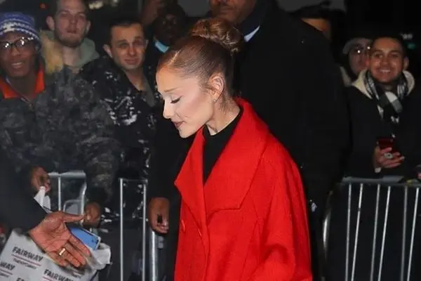 آریانا گرانده، بی توجه به رنگ ترند سال با یک پالتوی شیک و قرمز رویت شد (عکس)