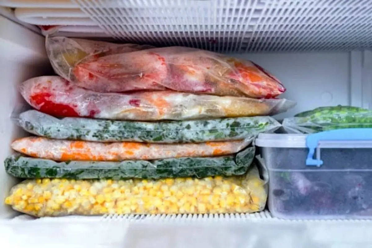 عوارض نگهداری سبزی سرخ شده در فریزر / روش سالم فریز کردن سبزی را یاد بگیرید