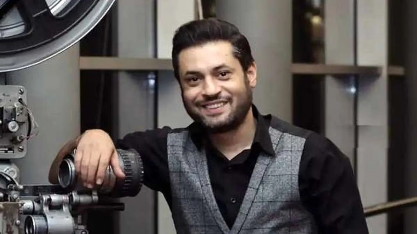 اولین عکس از مادر خیلی جوان بازیگر سریال آقازاده / روزبه معینی چندوقت پیش داماد شد !