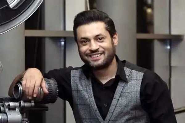 اولین عکس از مادر خیلی جوان بازیگر سریال آقازاده / روزبه معینی چندوقت پیش داماد شد !