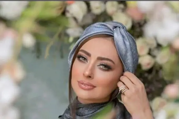 تجربه مدلینگ حرفهای نفیسه روشن با استایل شیک و لاک قرمز