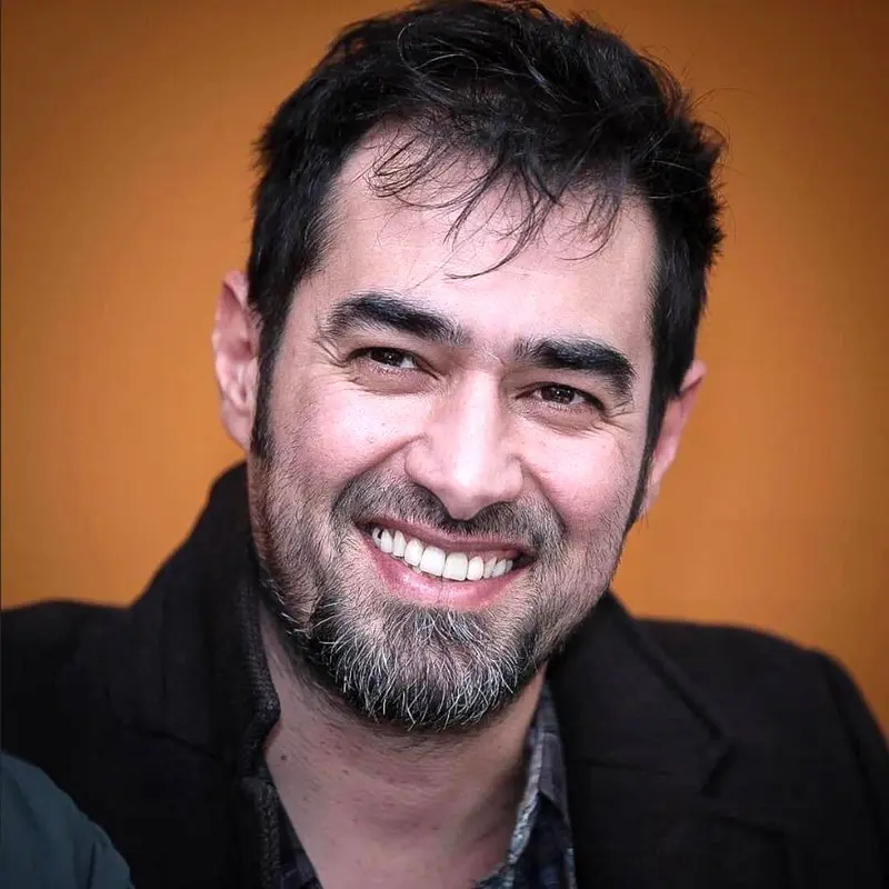 (ویدئو) موتورسواری شهاب حسینی در خیابان با چهره ناشناس