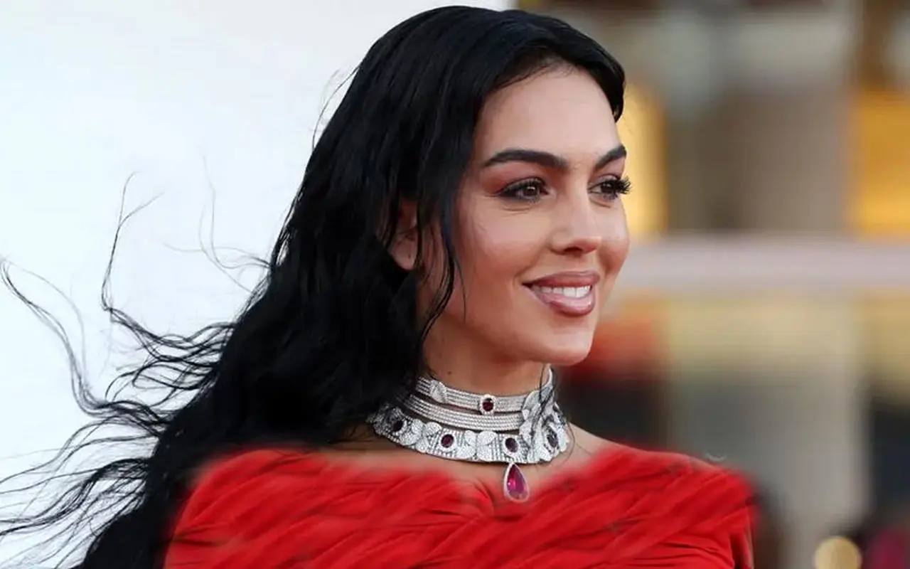 لباس جنجالی جورجینا در عربستان / اکسسوری گران قیمت همسر رونالدو + عکس