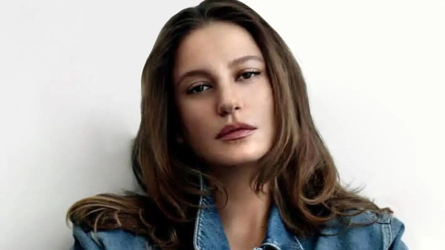 سلبریتی ها این عینک عجیب را ترند کردند / بازیگر ترک هم شیفته اش شد (عکس)