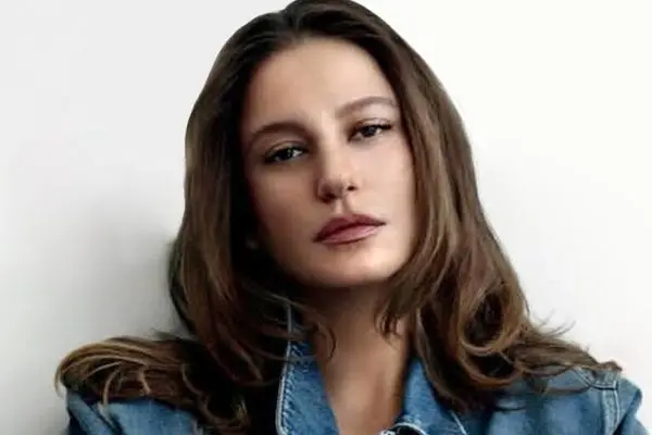 سلبریتی ها این عینک عجیب را ترند کردند / بازیگر ترک هم شیفته اش شد (عکس)