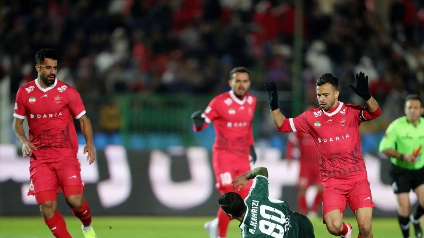 جنجال جدید فوتبال ایران / کاپیتان پرسپولیس با چه کسی درگیر شد؟