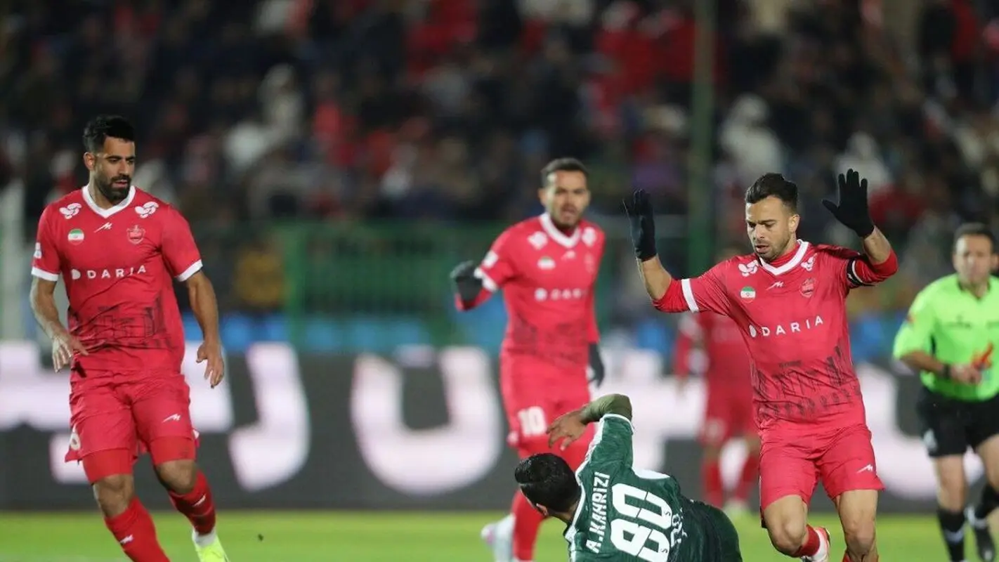 جنجال جدید فوتبال ایران / کاپیتان پرسپولیس با چه کسی درگیر شد؟